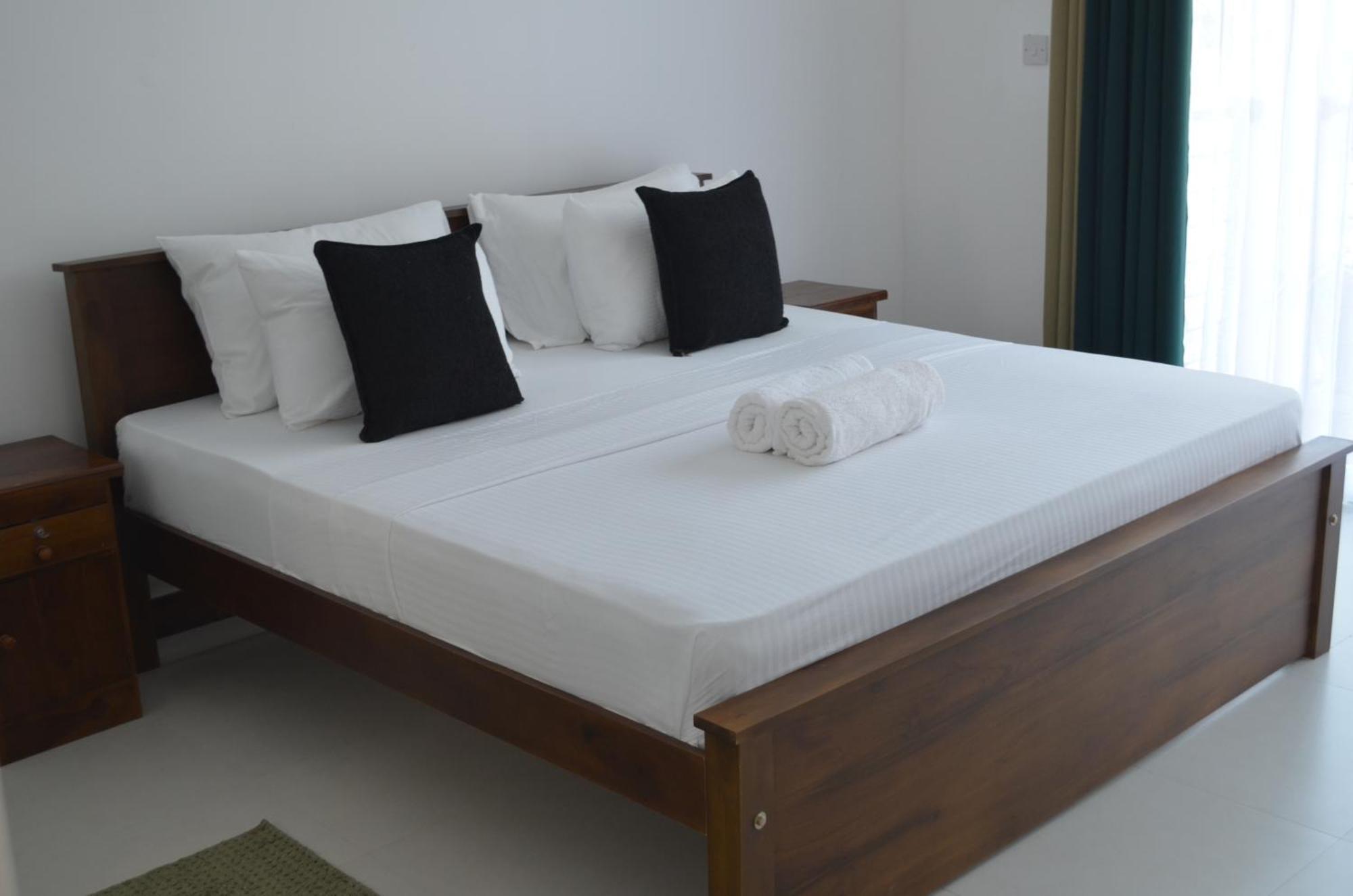 Silina Airport Transit Hotel & Residence Katunayaka Exteriör bild